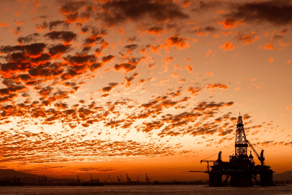 Silhouette,Of,Oil,Drilling,Rig,In,Guanabara,Bay,In,Rio